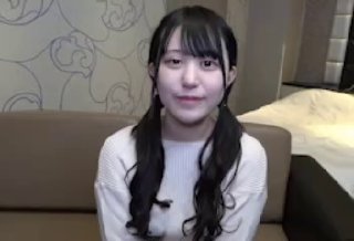 跟粉丝聊天直播她突然扯下自己的上衣！浑圆的两颗「完整露出」一秒：美乳又圆又大